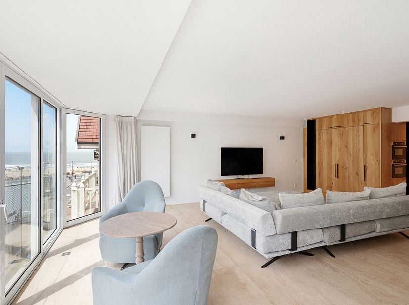 Dit verzorgde en volledig gemeubelde appartement combineert comfort, ruimte en een uitstekende ligging. Dankzij de uitstekende ligging bevindt u zich