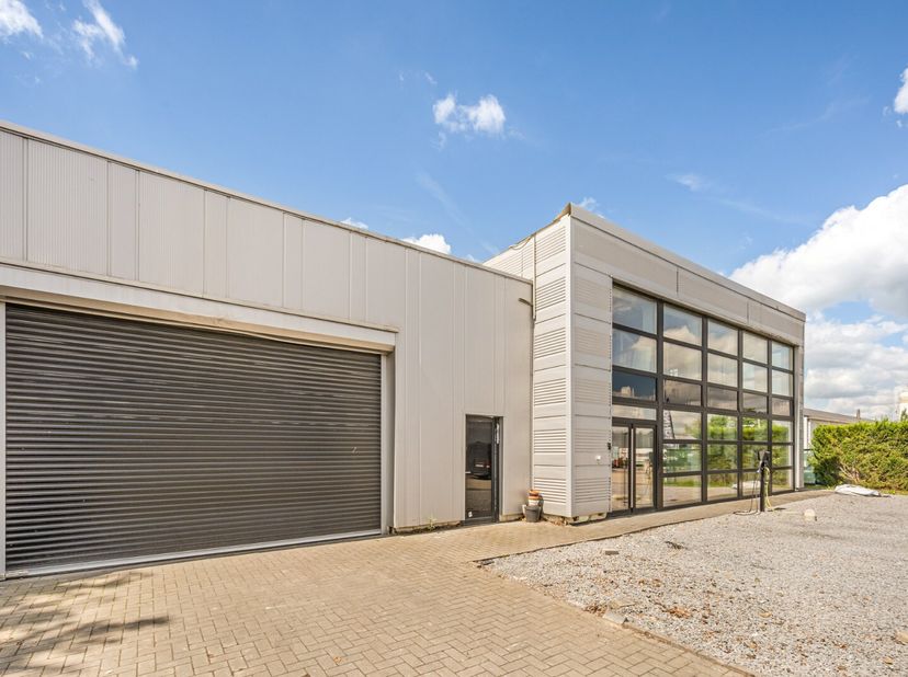 Bedrijfsgebouw - groot ong. 700m² - vlotte verbinding met centrum Hasselt en Diest, vlakbij de N2 Hasselt - Diest. E-314 op 10 minuten en E-313 op 14