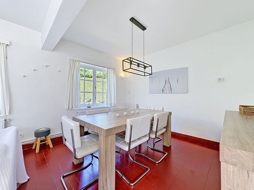 Cette villa ensoleillée et très charmante se trouve dans un quartier résidentiel de Saint-Idesbald.&amp;nbsp; Composition: living avec salle à manger, cui