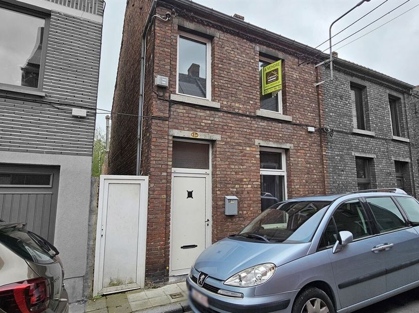 SOUS OPTION - PLUS DE VISITE - Prix: Offre à partir de 75.000 euros, frais d'agence non inclus et à charge de l'acquéreur.<br />
Maison à rénover, sit