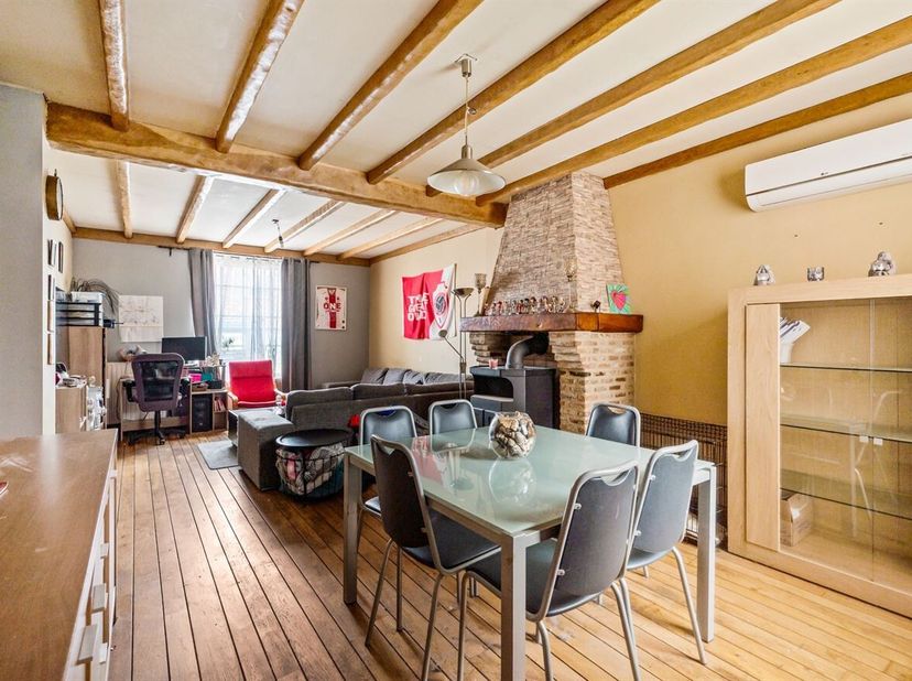 Deze op te frissen woning aan de Herenthoutse Steenweg heeft een mooie bewoonbare oppervlakte van 194 m² op een perceel van 775 m², verdeeld over drie