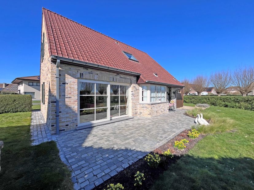La maison a été entretenue dans les moindres détails. &amp;nbsp;La disposition est la suivante : Au rez-de-chaussée : hall d'entrée, WC, salon, cuisine en