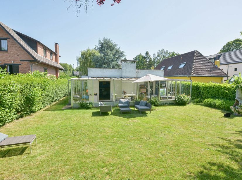 Maxime Real Estate stelt u deze bungalow met 4 slaapkamers voor, te renoveren, met ruime volumes en een uitstekend potentieel.<br />
Ideaal gelegen in