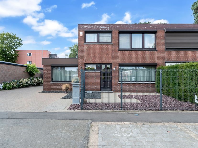Bent u op zoek naar een warme thuis waar ruimte en comfort hand in hand gaan?<br />
Dan is deze woning in de Raafstraat 17 te Genk zeker het ontdekken