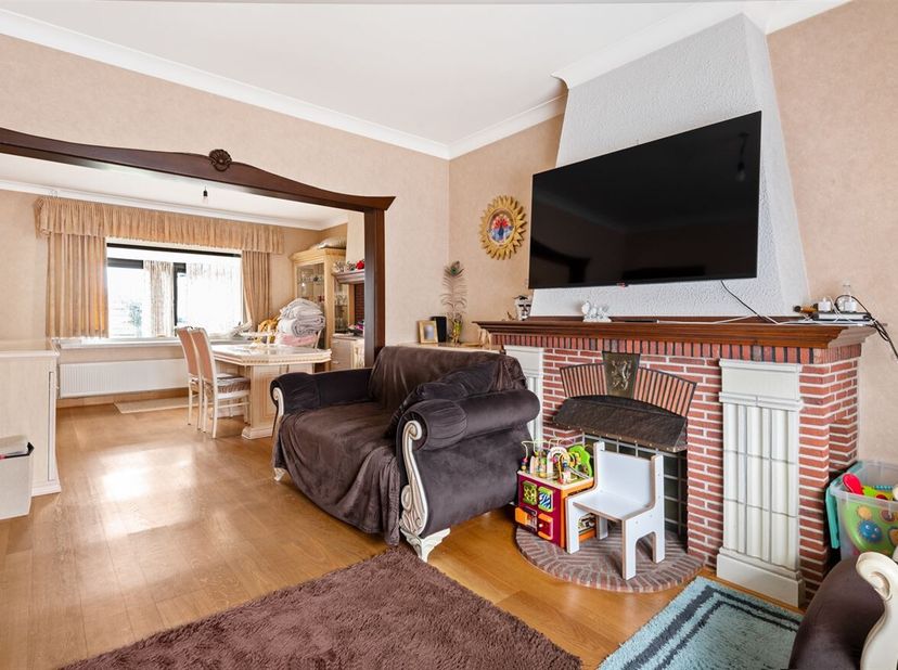 Openhuizendag op zaterdag 13 juni van 11u00 - 12u00 <br />
Gezinswoning met 3 slaapkamers<br />
Ligging:<br />
De woning is gelegen in het centrum van
