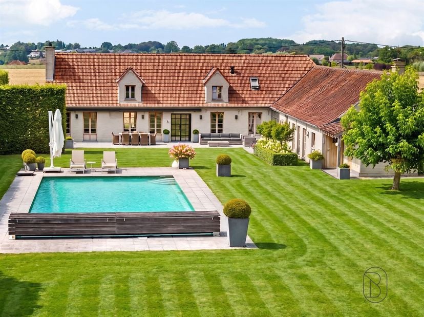 Fermette pleine de caractère et rénovée avec charme, dotée d'une piscine chauffée, située dans un emplacement de choix à Zwalm. <br />
Vous rêvez d'un