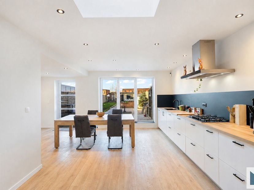 Deze moderne en volledig gerenoveerde (2025) woning combineert ruimte, comfort en een hedendaagse afwerking.<br />
Dit pand geniet van een centrale en