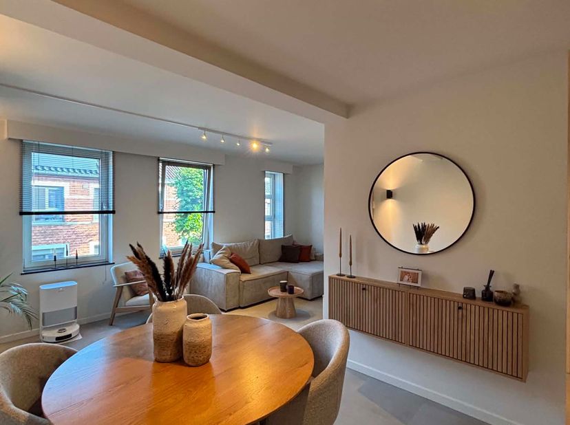 Op wandelafstand (900 m) van het bruisende centrum van Hasselt vind je dit volledig gerenoveerd appartement (renovatie 2024, bouwjaar 1991) met een be