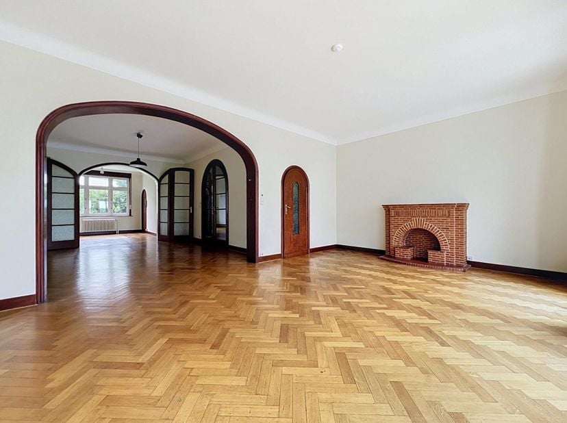 Karaktervol huis met tuin, garage en prachtige authentieke details. Gelegen in een zeer gewilde buurt van Uccle, tussen het observatorium en Place Sai