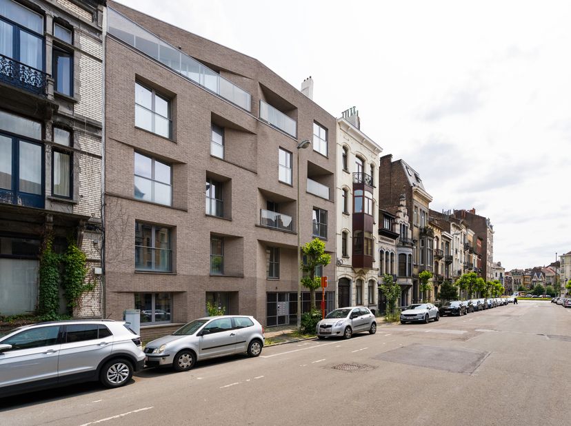 SCHAARBEEK – Gelegen in het hart van de gemeente tussen het Josaphatpark en het station van Schaarbeek, in een dynamische en familiale stedelijke omge