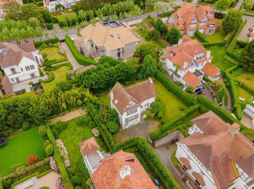 Alleenstaande villa op 200 meter van het strand en vlakbij de Kustlaan en het Albertplein te Knokke-Zoute. <br />
<br />
De villa is volledig te renov