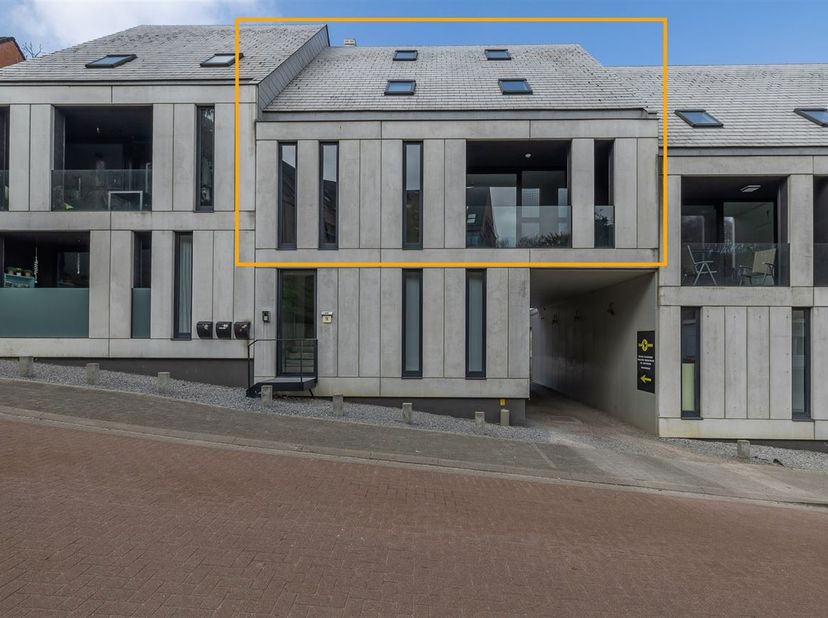 Ruime duplex appartement op 1e verdieping (geen lift) met 3 slaapkamers. Bijzonder gunstig gelegen, nl. rustiger in straat met weinig doorgaand verkee