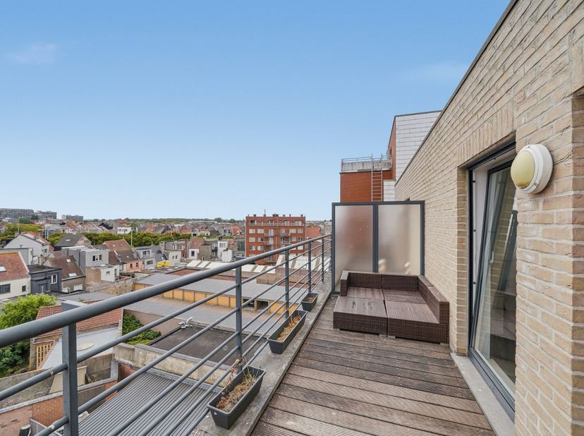 Au cinquième étage d'une résidence bien entretenue le long de la Torhoutsesteenweg se trouve cet appartement prêt à emménager et particulièrement lumi