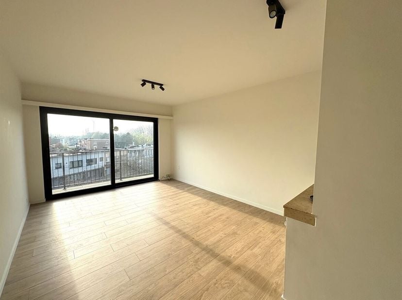 Appartement avec 1 chambre à coucher, débarras et place de parking situé à Ekeren<br />
Situation :<br />
Appartement idéalement situé avec transports