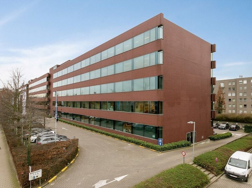 489m² kantoorruimte op gelijkvloers<br />
Ligging: nabij het station van Berchem, de Antwerpse ring en de luchthaven van Antwerpen<br />
Specificaties