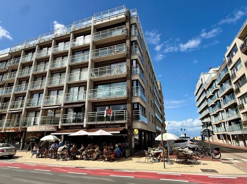 Broker Oostduinkerke  hoek Zeedijk-Europaplein. Bel Els 0478/80.80.98 ook op zondag!Zonnig appartement vlakbij zee op de eerste verdieping met inkom,