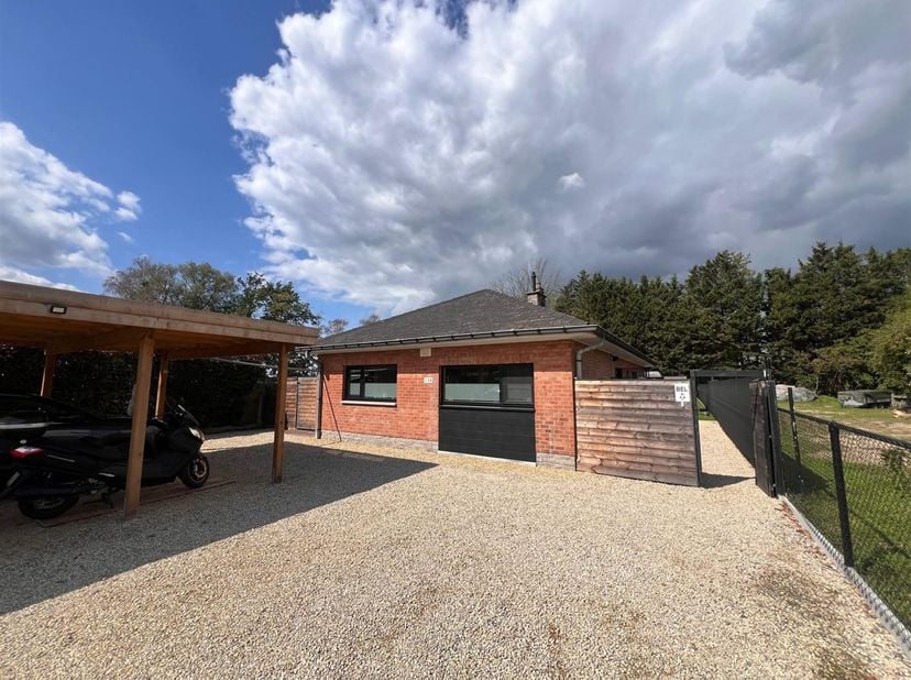 Recent vernieuwde bungalow omringd door een mooie grote tuin.<br />
2 slaapkamers, een moderne keuken en een grote parking  is dit de ideale plek om