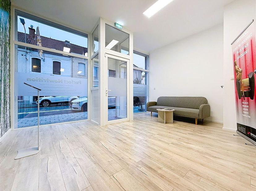 À louer : espace uniquement pour prothésiste ongulaire, situé rue du Christ, en plein centre-ville, dans une rue commerçante. <br />
Il s'agit d'un e
