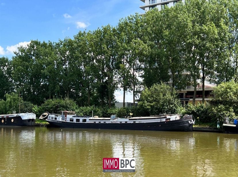 UNIEK WOONSCHIP MET VASTE LIGPLAATS – ANDERLECHT<br />
Uitzonderlijk woonschip met vaste en exclusieve ligplaats, gelegen in een rustige groene omgev