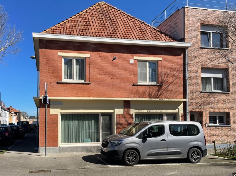 Voor meer informatie contacteer Daan Seys: 0491.06.97.30. Deze hoek woning is gelegen te Bredene en heeft een bewoonbare oppervlakte van maar liefst 1