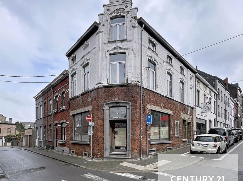 CENTURY 21 Immo Dewaele a le plaisir de vous présenter cette maison de commerce, située sur une rue passante à proximité de la gare et du centre de Ni