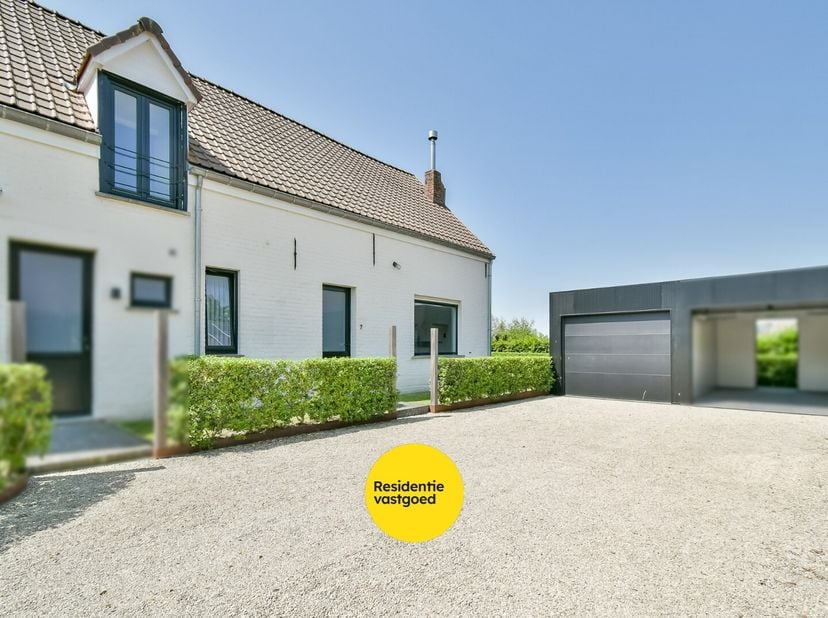 Welkom in de Wingensestraat 7 te Hertsberge, een te renoveren woning met garage, autostaanplaats en zonnige tuin, gelegen in het charmante Hertsberge.