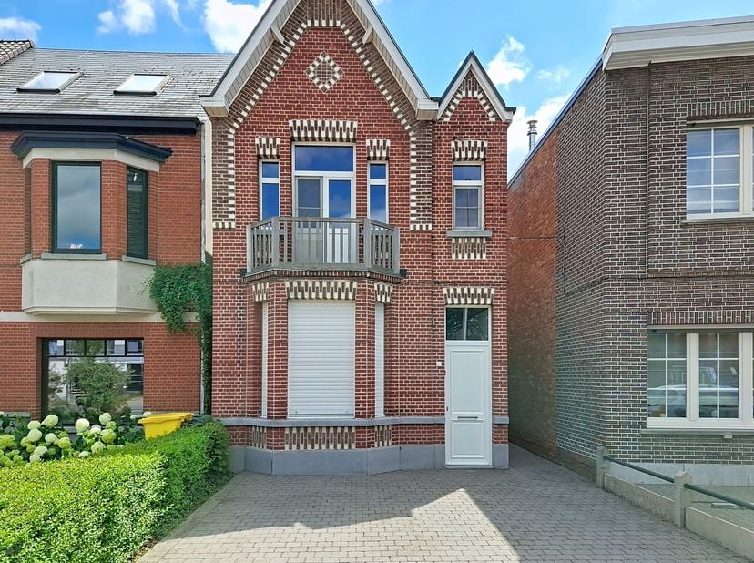 Deze charmante woning combineert karakter, comfort en een uitstekende ligging op wandelafstand van het centrum van Kessel. Bovendien werden de voorbij