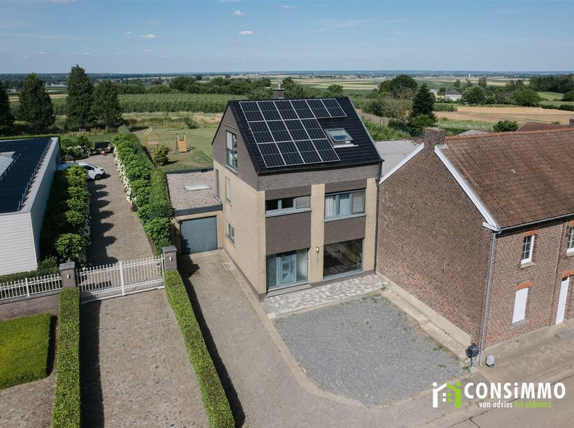 Bent u op zoek naar een instapklare gezinswoning waar ruimte, comfort en energiezuinig wonen centraal staan? Deze verrassend ruime woning aan de Keram