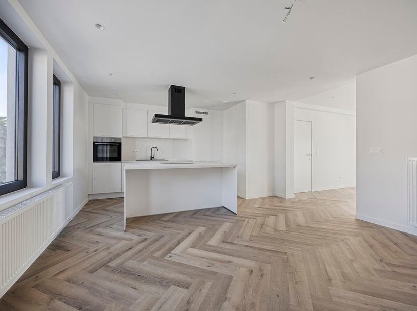 TOTAAL GERENOVEERD TRIPLEX-APPARTEMENT MET 3 SLAAPKAMERS,RUIME KELDER, KNAP TERRAS EN GEMEENSCHAPPELIJKE BERGING IN KORTESSEM-CENTRUM (HASSELT) !<br /