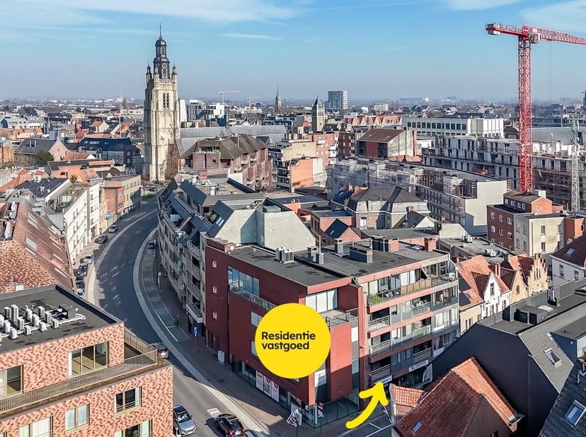 Welkom bij Iepersestraat 32/1.1, een volledig gerenoveerd appartement op de eerste verdieping met een uitstekend EPC-label B. Gelegen in het hart van