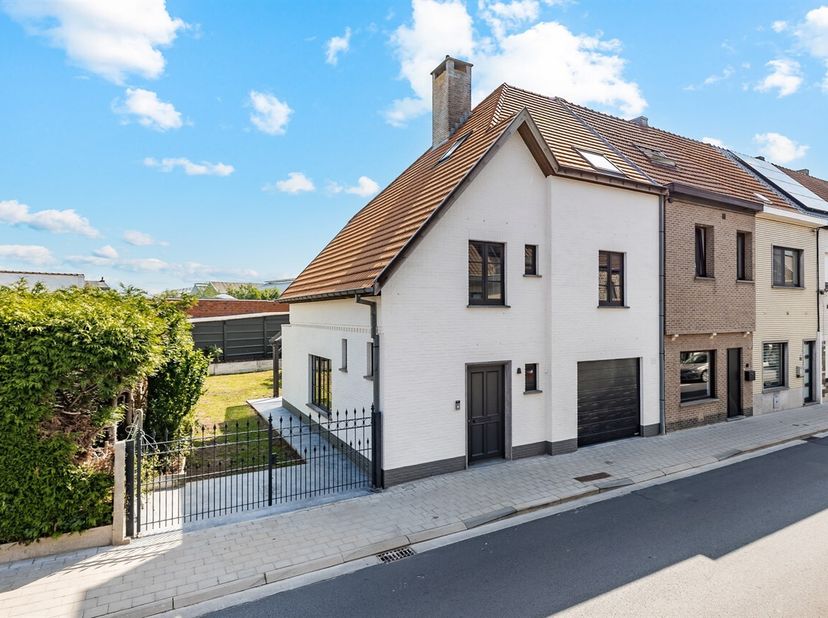 In de Dompelstraat 43 bevindt zich deze halfopen bebouwing, oorspronkelijk gebouwd in 1995 en in 2026 smaakvol gerenoveerd. De woning combineert heden