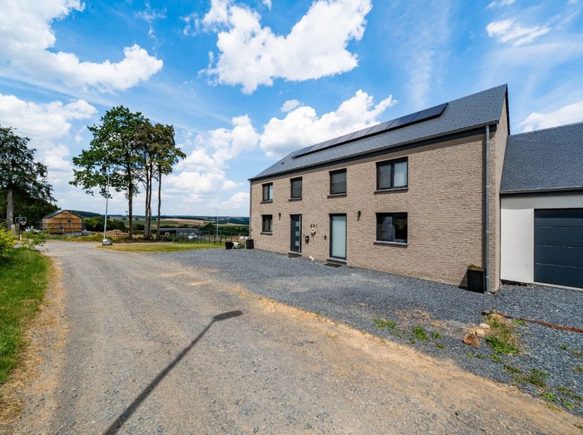 ERA B-LUX vous propose cette maison neuve construite en 2024, idéalement située à Wardin, dans la commune de Bastogne.Ce bien se distingue par sa conf