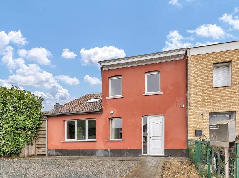 Deze instapklare half-open bebouwing op de Ninoofsesteenweg 216 in Lennik combineert charme met modern wooncomfort. De woning, gebouwd in 1930 en gere