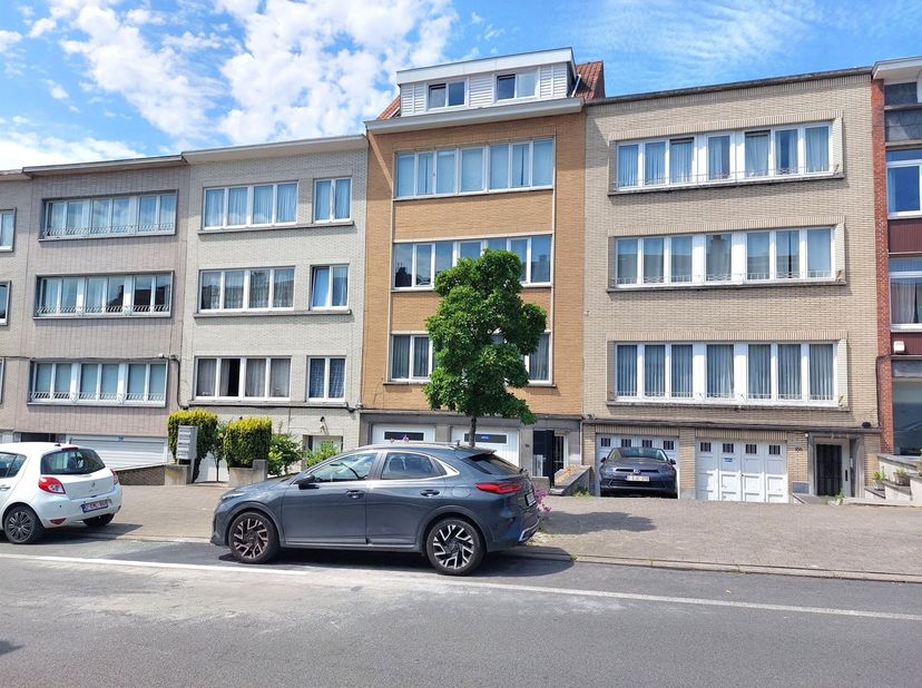 VERKOCHT! KATHLEEN BERTHOUTS IMMO: 0477.78.98.88<br />
 Découvrez ce spacieux duplex de 140 m² situé aux 3e et 4e étages d’une petite copropriété aux