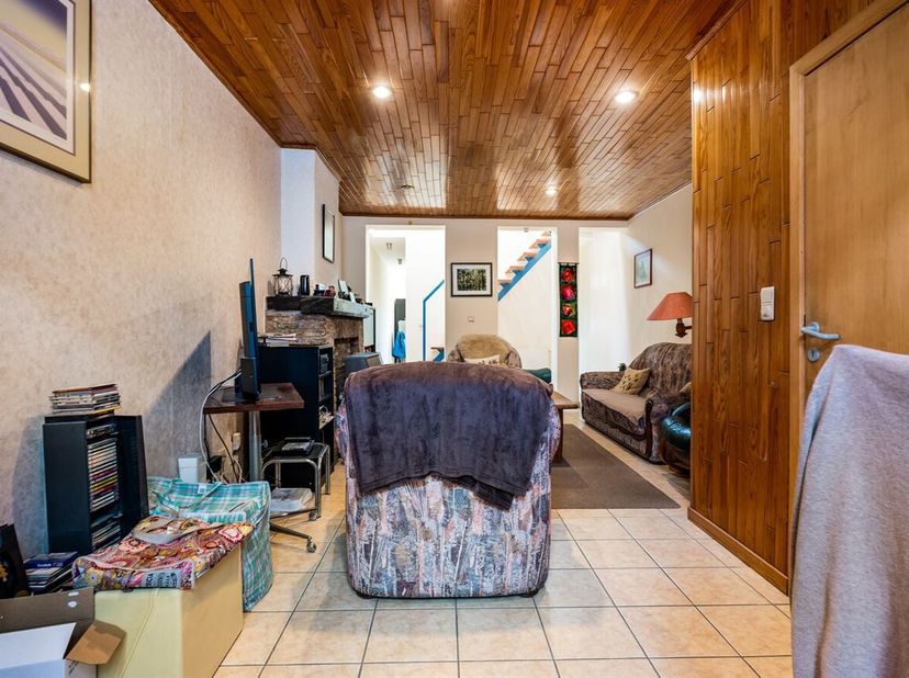 Op te frissen woning met 2 slpks, tuin en garage!<br />
Deze woning bevindt zich op een rustige maar centrale locatie, vlakbij het centrum van Lier, z