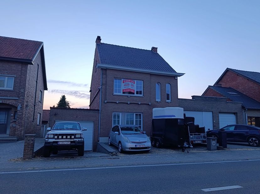 Deze ruime gezinswoning op de Steenweg 222 in Gingelom staat te huur.<br />
Bij het betreden van de woning kom je terecht in de inkomhal die toegang b