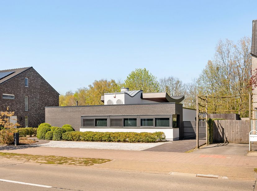 Deze bijzondere gelijkvloerse villa combineert hedendaags comfort met een prachtige natuurlijke omgeving. Deze eigendom wordt gekenmerkt door grote gl