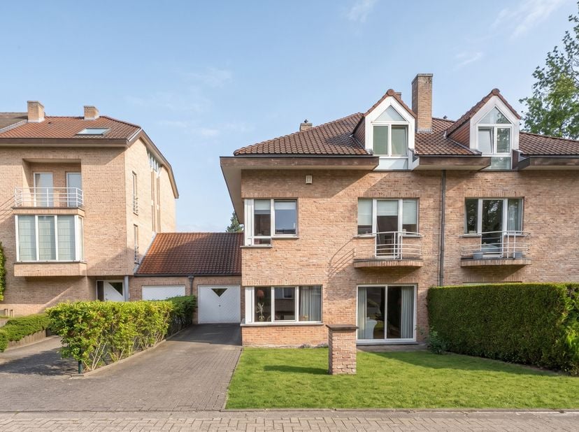 Avenue du Directoire – Mooie bel-etagewoning met 3 gevels – 4 slaapkamers – Zuidgerichte tuin – Garage voor 3 wagens<br />
Gelegen in een rustige en g