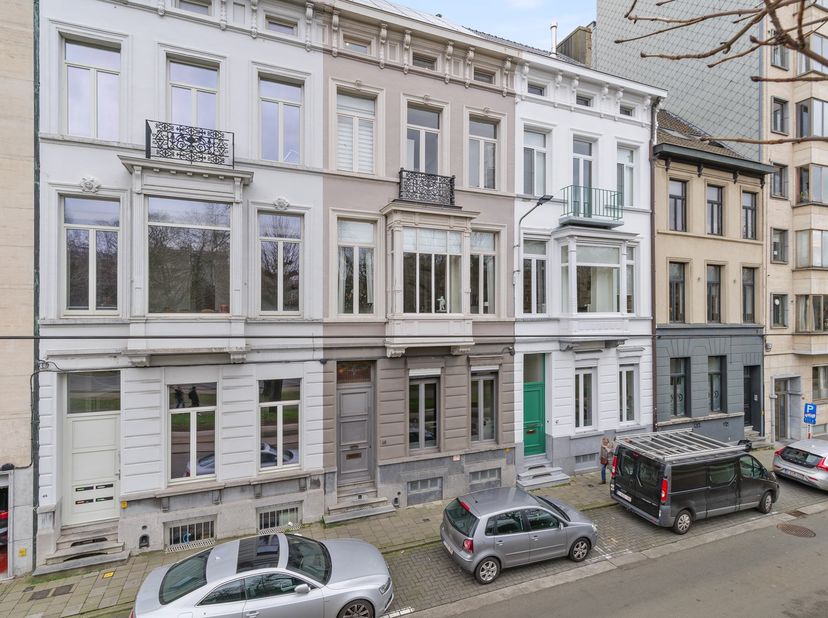 Dit statige herenhuis geniet van een uitzonderlijke ligging aan het Zuidpark in Gent en combineert authentieke charme met hedendaags comfort. De wonin