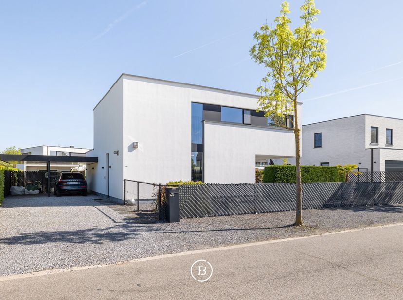 Eigentijdse betonarchitectuur, ontworpen door Nano Architecten, op een uitzonderlijke locatie nabij de Borggraevevijvers en Bokrijk.<br />
Op fietsafs