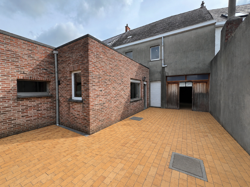 In het hart van Herzele bevindt zich deze ruime woning met veel potentieel, ideaal gelegen op wandelafstand van station, winkels, scholen en het centr
