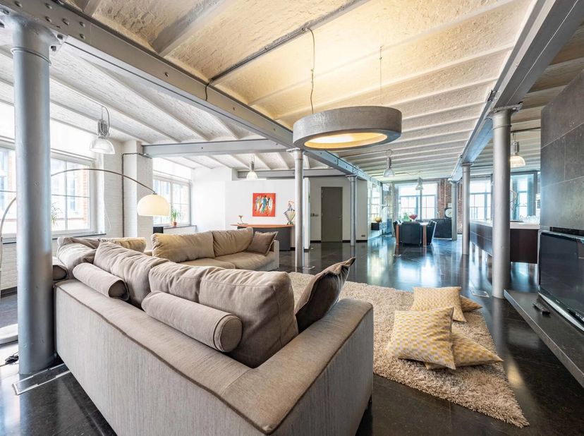 Bien présenté par Mike Doolaeghe - Tél. : +32 471 65 85 85 - E-mail : mike.doolaeghe@victoire.be<br />
Victoire Junot vous présente ce magnifique loft
