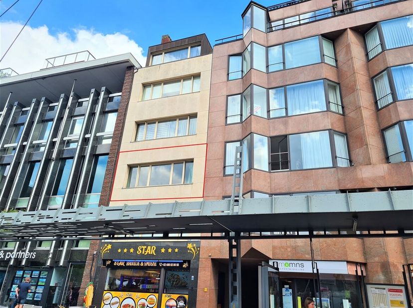Spacieux appartement de 2 chambres avec terrasse sur la Grand-Place de Turnhout<br />
Situation : Cet appartement bénéficie d'un emplacement privilégi