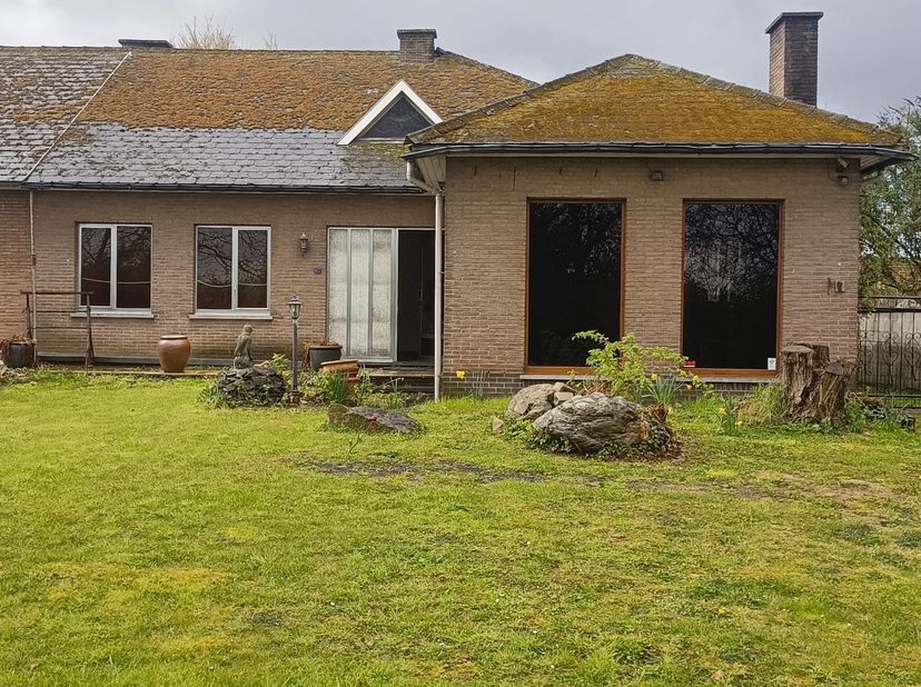 Asbest attest aanwezig. Deze bungalow is dan welliswaar een opknapper,maar dan is er ook veel van te maken .De woning heeft een ruime inkom, 3 slaapka