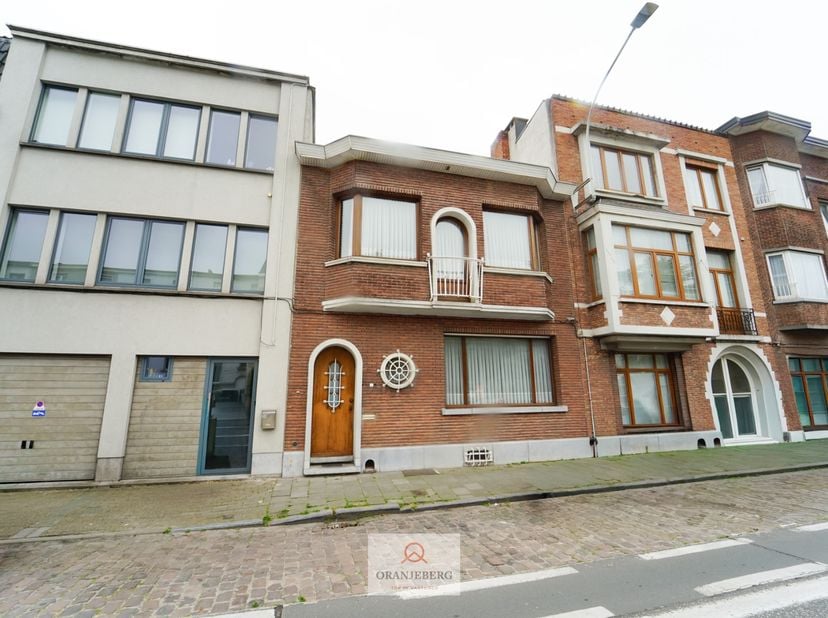 Deze charmante stadswoning bevindt zich op een gegeerde locatie nabij de Dampoort en het historische centrum van Gent. De woning beschikt op het gelij