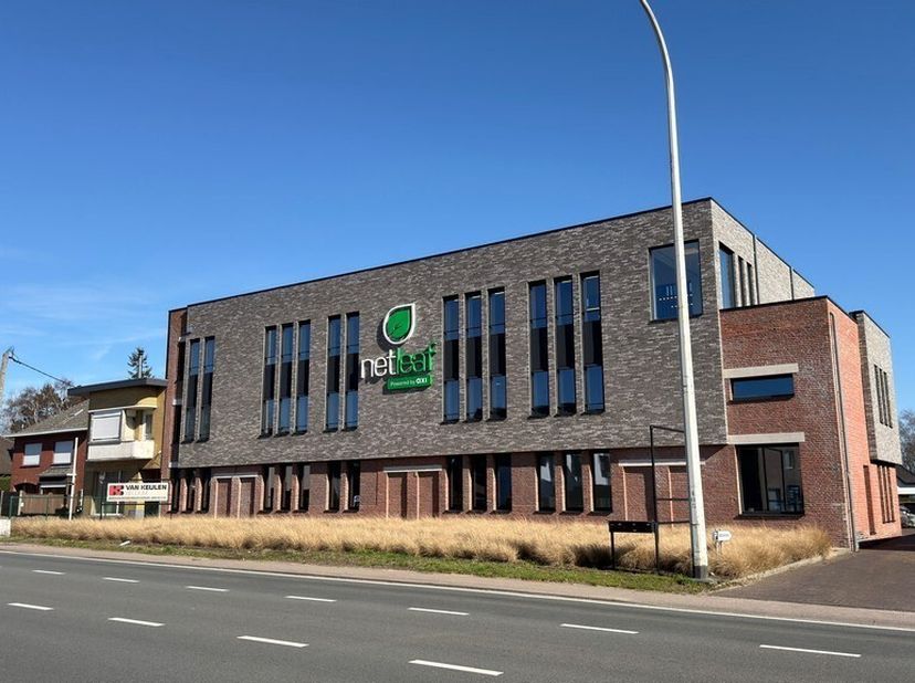 132m² kantoorruimte op 1ste verdieping (uitbreidbaar tot 292m² op dezelfde verdieping)<br />
Ligging: op 600m van afrit E19 ; bushalte aan het pand<br