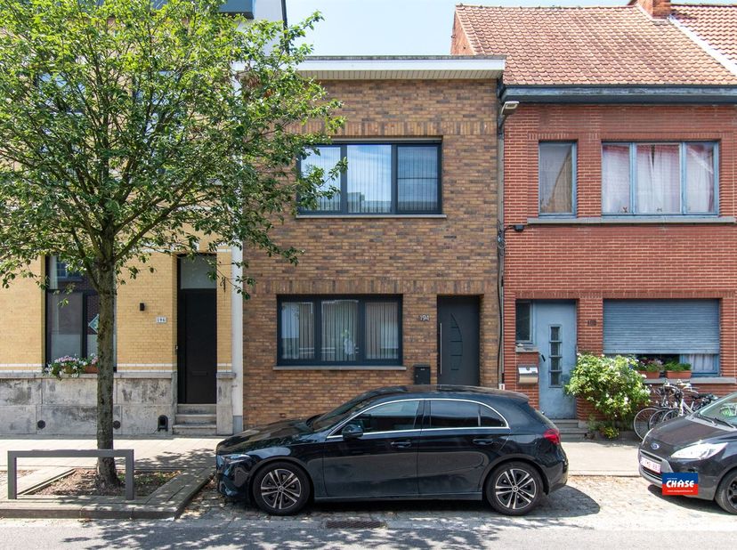 IN OPTIE !!! HOBOKEN | ZEER VERZORGDE GEZINSWONING MET DRIE SLAAPKAMERS EN GEZELLIGE TUIN | MOGELIJKHEID TOT AANKOOP GARAGEBOX | EPC C | <br />
Indel
