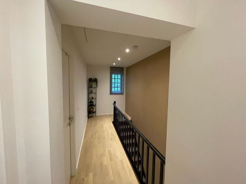 Charmante maison rénovée de 2 chambres avec terrasse spacieuse et parking privé !<br />
Cette propriété prête à l'emploi est située dans un endroit pr
