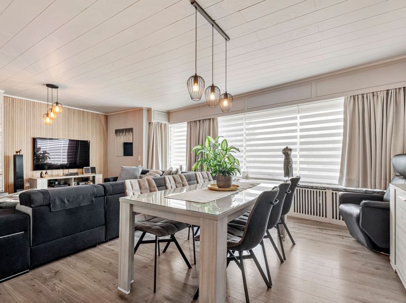 Instapklaar appartement te koop in Marke<br />
Je betreedt het appartement via de ruime inkomhal met gastentoilet en komt vervolgens in de lichtrijke