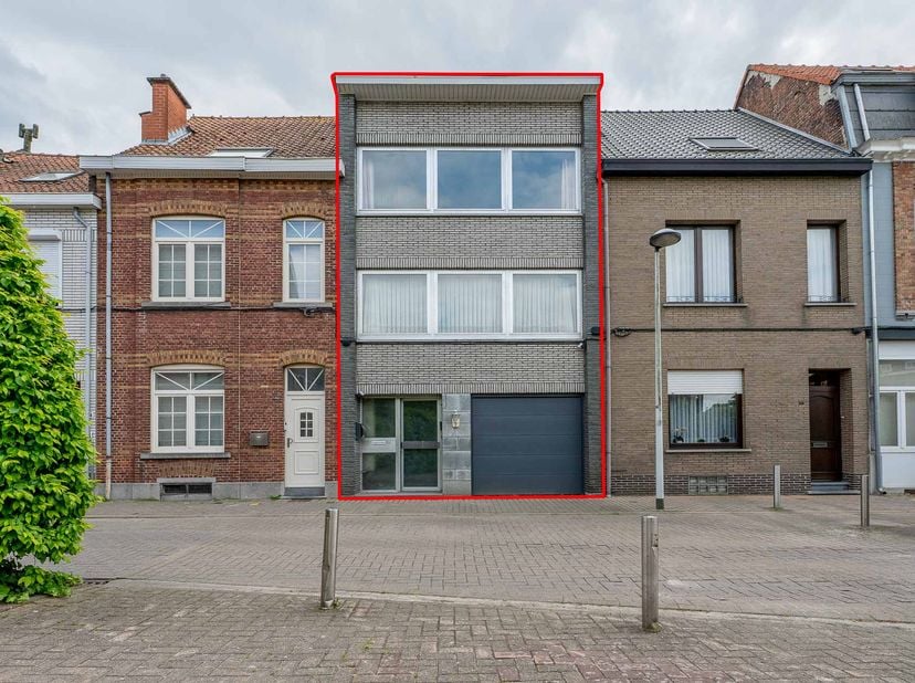 TE RENOVEREN RUIME WONING -<br />
Gelijkvloers: ruime inkomhal, garage, technische ruimte, wc, polyvalente ruimte met toegang tot terras en tuin; <br